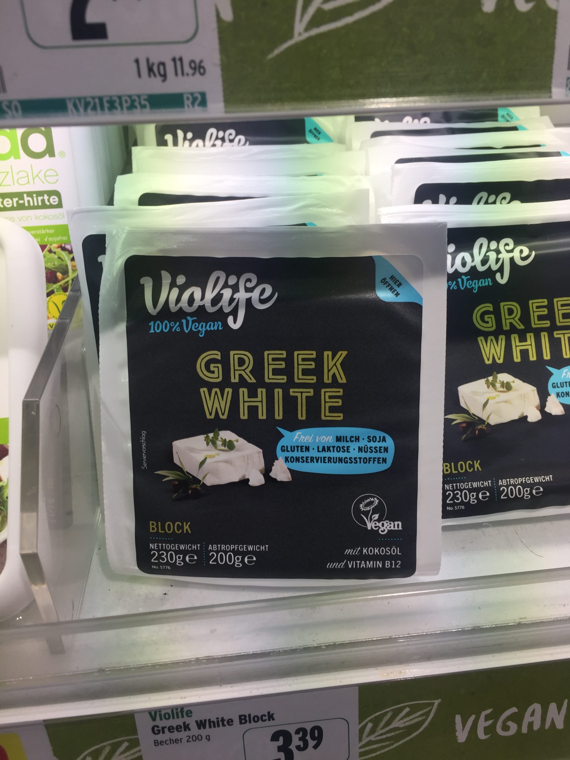 Foto des Produkts “Greek White” in einem Supermarktregal.