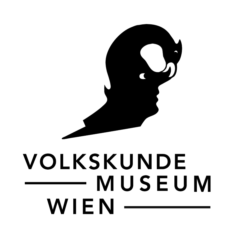 Logo des Volkskundemuseum Wien, das neben dem Namen des Museums die stilisierte Figur des Vogel Selbsterkenntnis beinhaltet: Ein Vogel mit menschlichem Gesicht auf der Brust, der sich selbst bei der Nase packt.